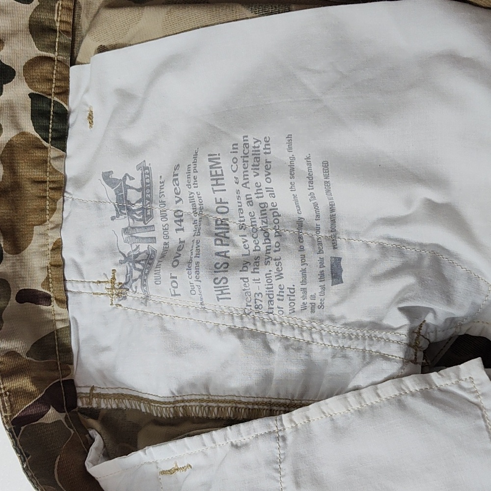 Levi Strauss & Co. Loose fit Camo Cargo Shorts. Size 40 - Picture 11 of 15